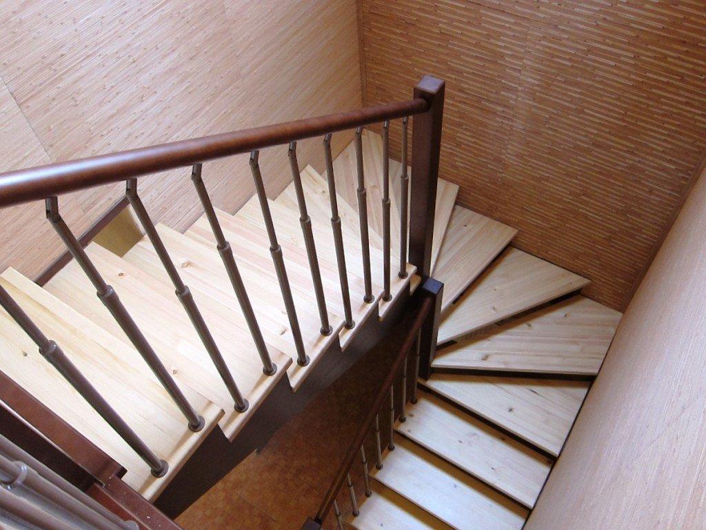 Kun teet portaita, on tärkeää käyttää hyvin kuivattua puuta, jolloin portaat ovat vahvoja ja kestäviä