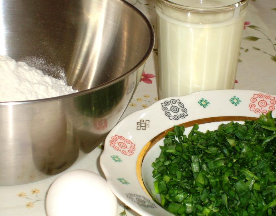 Pentru a face clătite cu ceapă verde, aveți nevoie de o cantitate minimă de ingrediente.