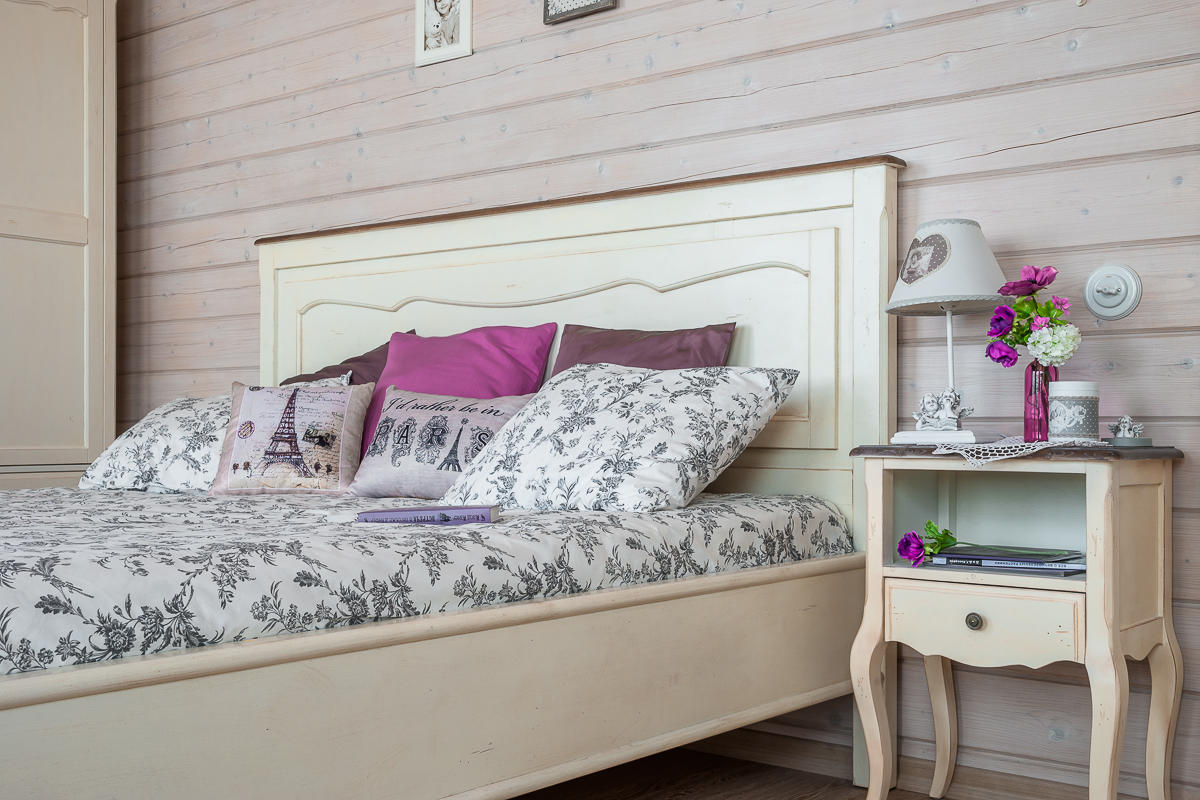 Pentru a economisi un spațiu mic pentru dormitor, puteți folosi noptiere mici