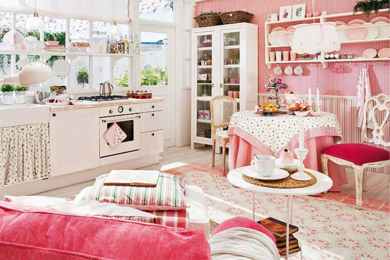 Bucătărie în stil rustic alb și roz