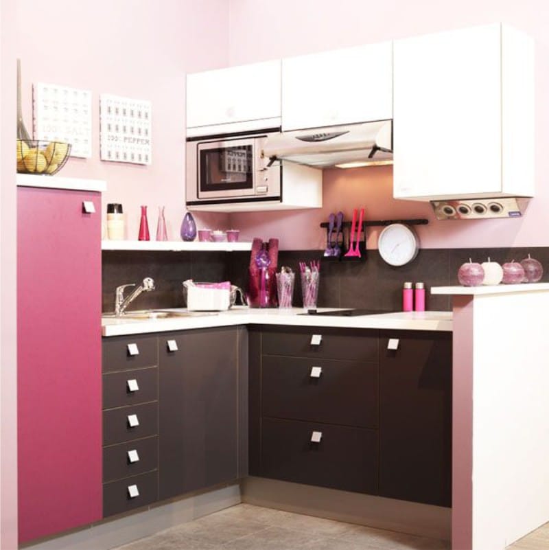 Bucătărie neagră și roz