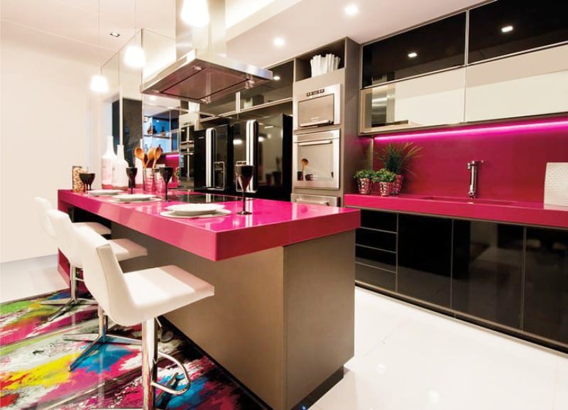 Bucătărie neagră și roz