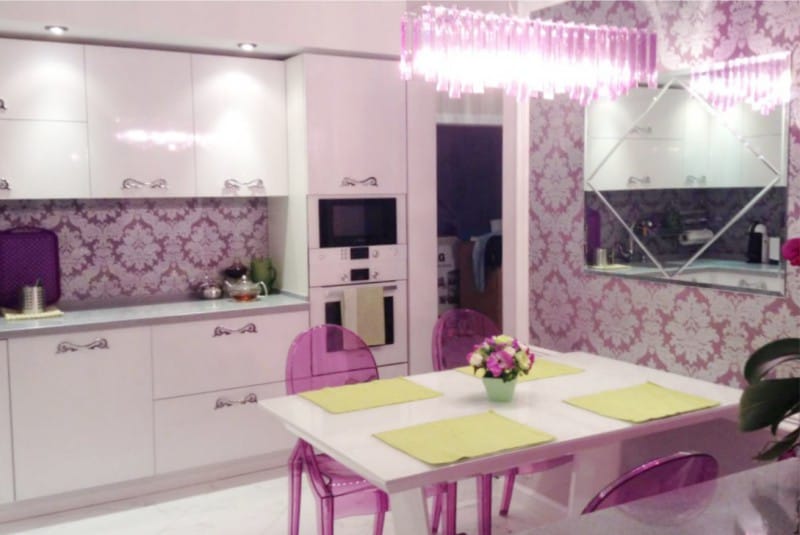 Accente roz în interiorul bucătăriei