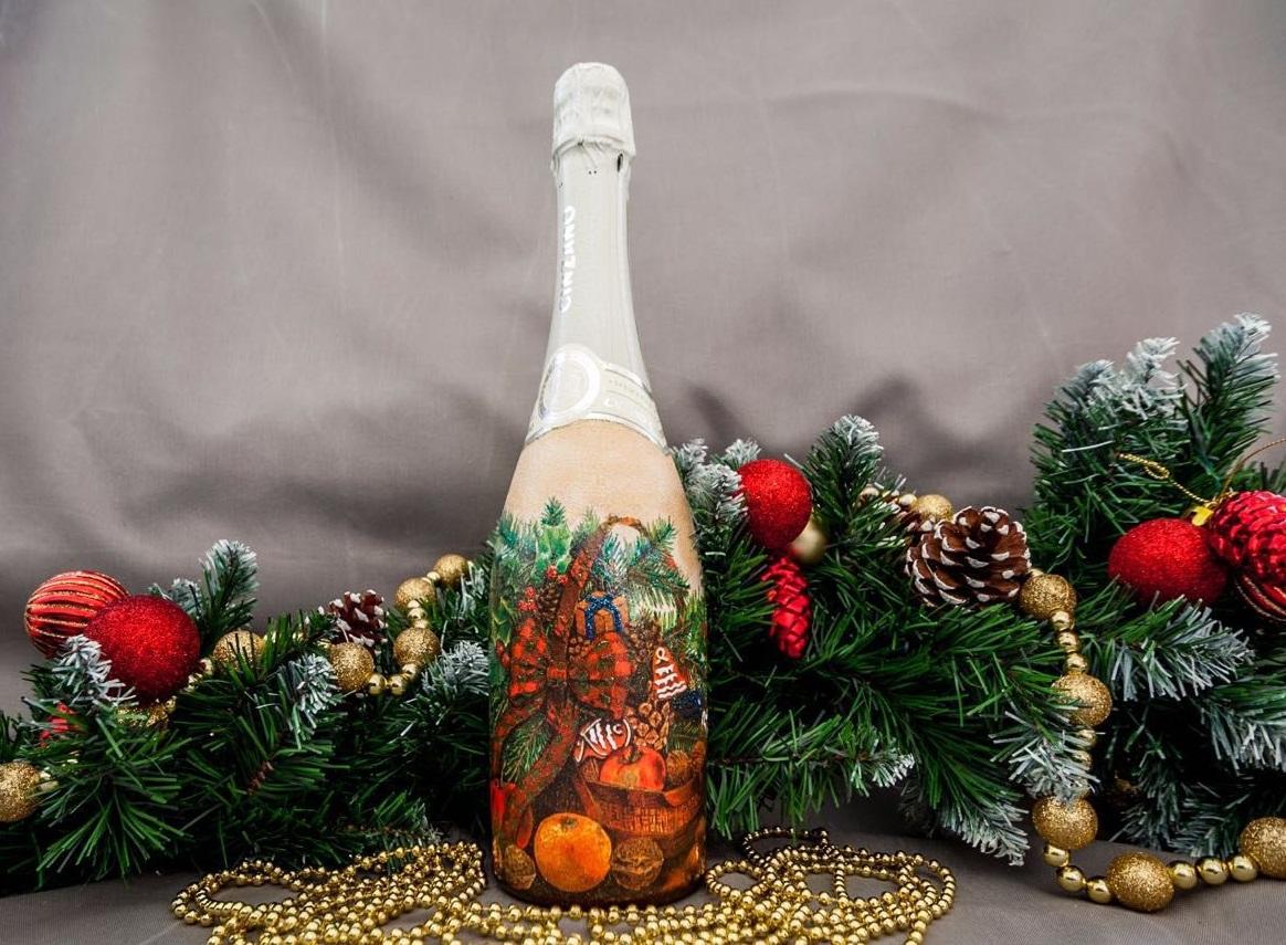 Ένα μπουκάλι σαμπάνια φτιαγμένο με τεχνική ντεκουπάζ στο στυλ της Πρωτοχρονιάς θα φανεί καλό σε ένα γιορτινό τραπέζι για το νέο έτος