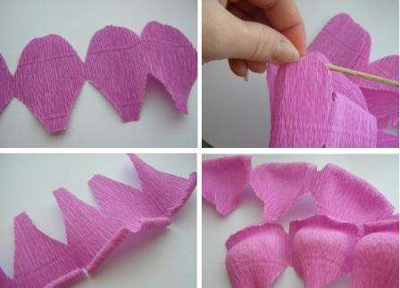 Taglia un foglio di carta ondulata di un colore adatto in strisce lunghe che dovrebbero allungarsi. A seconda delle dimensioni dei petali che vuoi realizzare per il tuo fiore, piega la striscia. Ora ritaglia i petali, quindi in modo da ottenere una ghirlanda