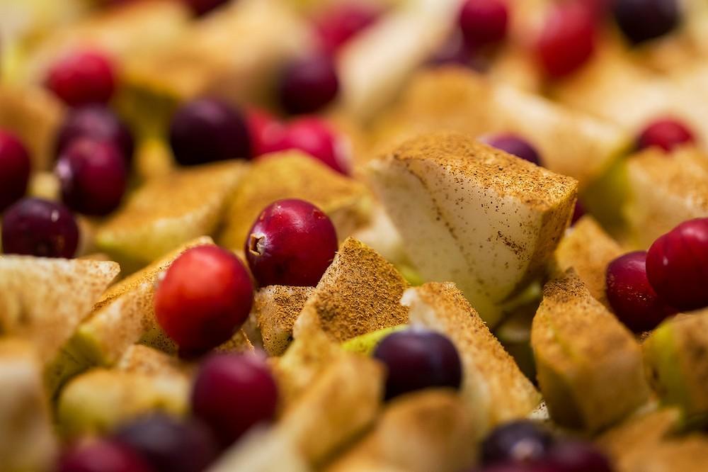 Jos teet piirakan makeilla omenoilla, voit lisätä täytteeseen karpaloita, jotta charlotte ei saa liikaa makeutta.