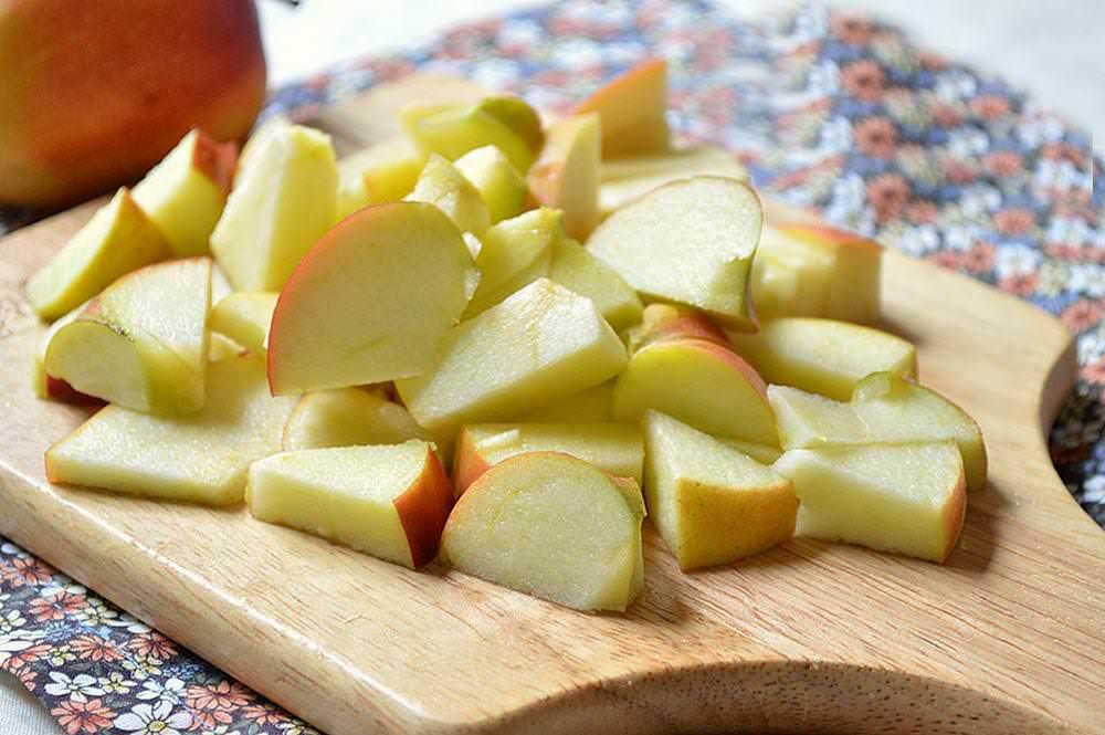 רצוי לחתוך תפוחים עבור שרלוט קלאסי לקוביות, אך אין בכך צורך