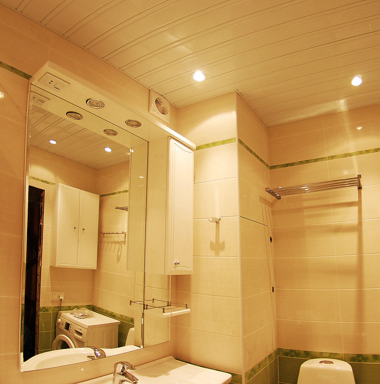 Lamelový strop vám umožňuje efektívne ozdobiť strop v kúpeľni bez výraznej straty výšky
