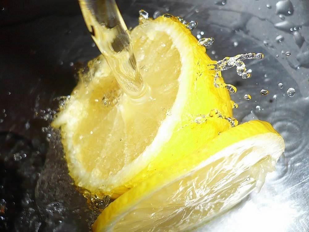 פרוסות לימון יתמודדו עם אבנית אם המוצר יישאר בתוך הסמובר מספיק זמן