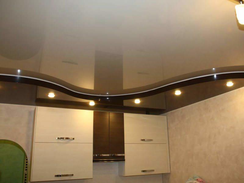 Designul pe mai multe niveluri cu tavan întins în bucătărie arată foarte impresionant