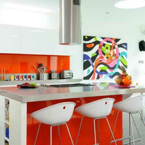 O bucătărie viu colorată atrage atenția asupra sa