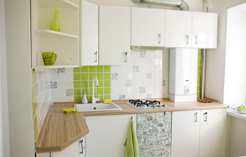 Ο γωνιακός αρθρωτός σχεδιασμός βοηθά στην εργονομική κατανομή του χρήσιμου χώρου σε μια μικρή κουζίνα
