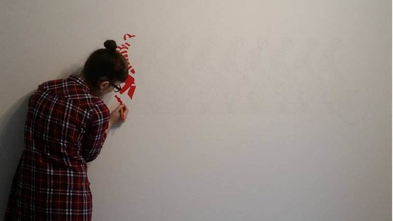 At male en væg med en projektor