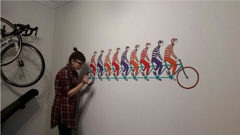 At male en væg med en projektor