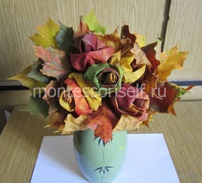 Bouquet dans un vase de feuilles d'érable colorées
