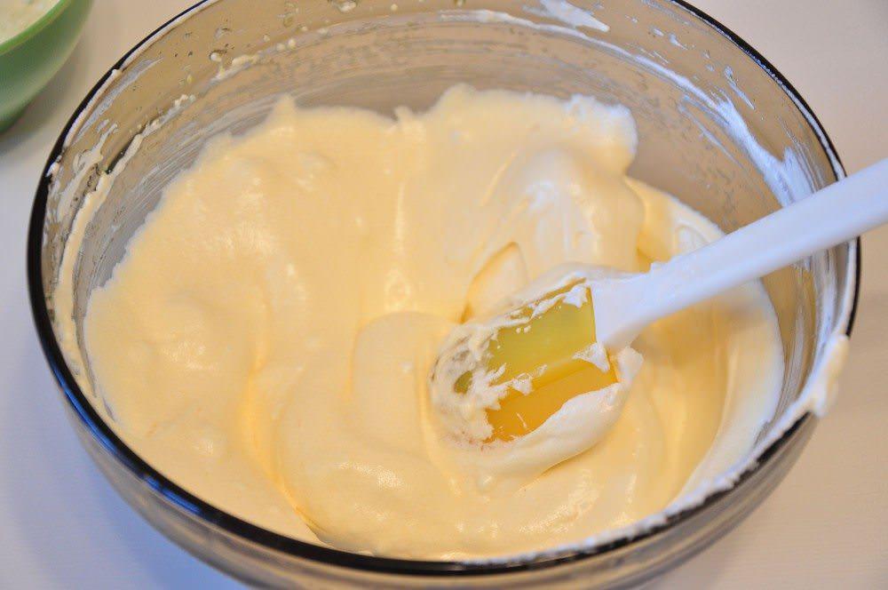 Vi introducerar mjöl i äggmassan i portioner och slår det samtidigt med en mixer för att undvika att det bildas klumpar från mjölet