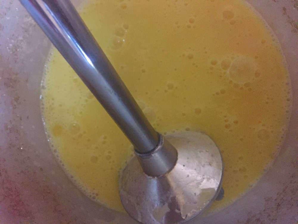 Vispa ägg, vanilj och socker med en mixer eller mixer. Lite senare måste du gradvis tillsätta mjöl