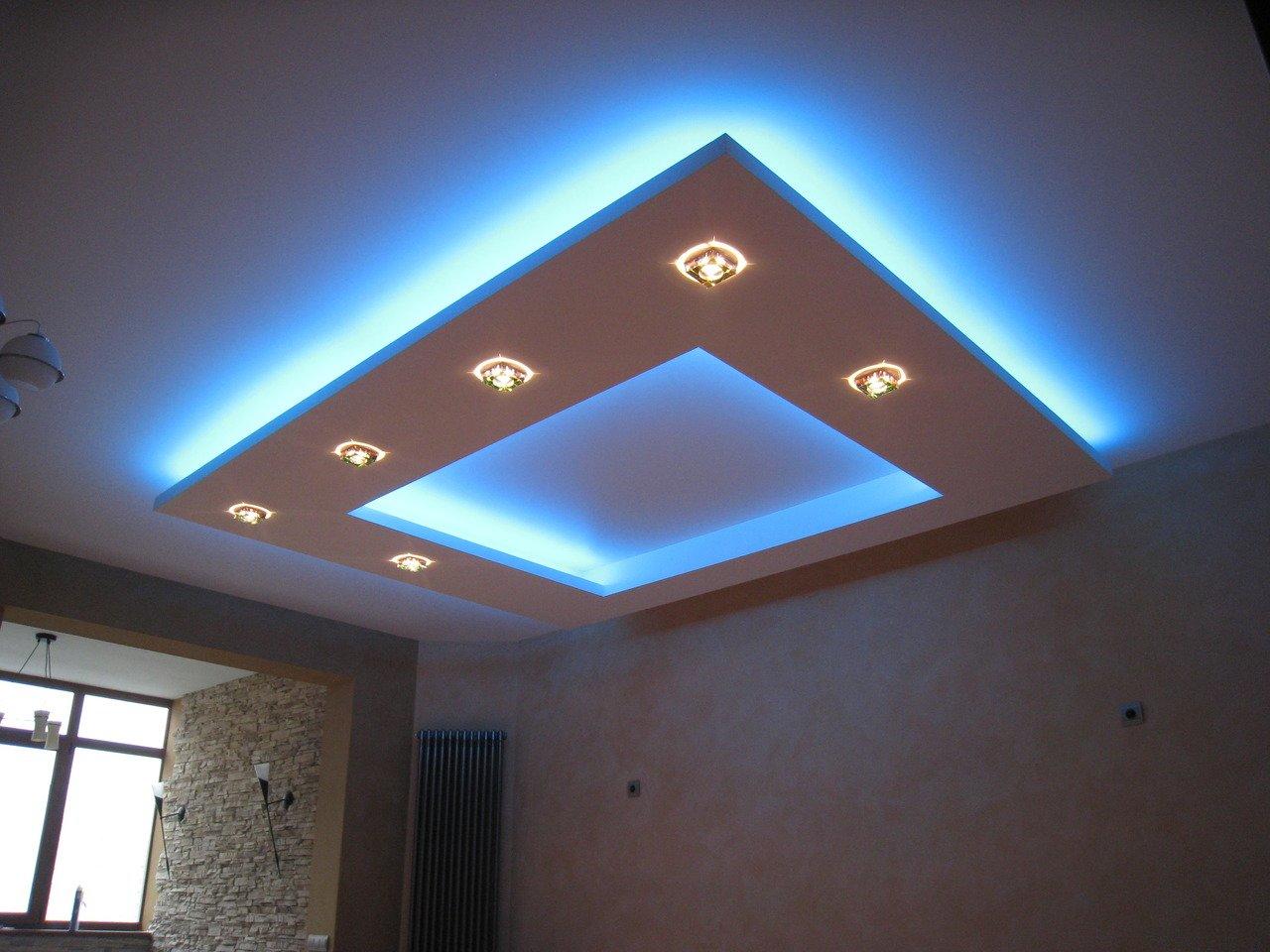 Tavanul întins cu iluminare neon este durabil, deoarece lămpile sunt înlocuite o dată la 10 ani