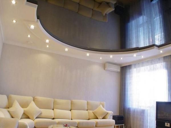 Tavanul întins din hol ar trebui să combine comoditatea și estetica