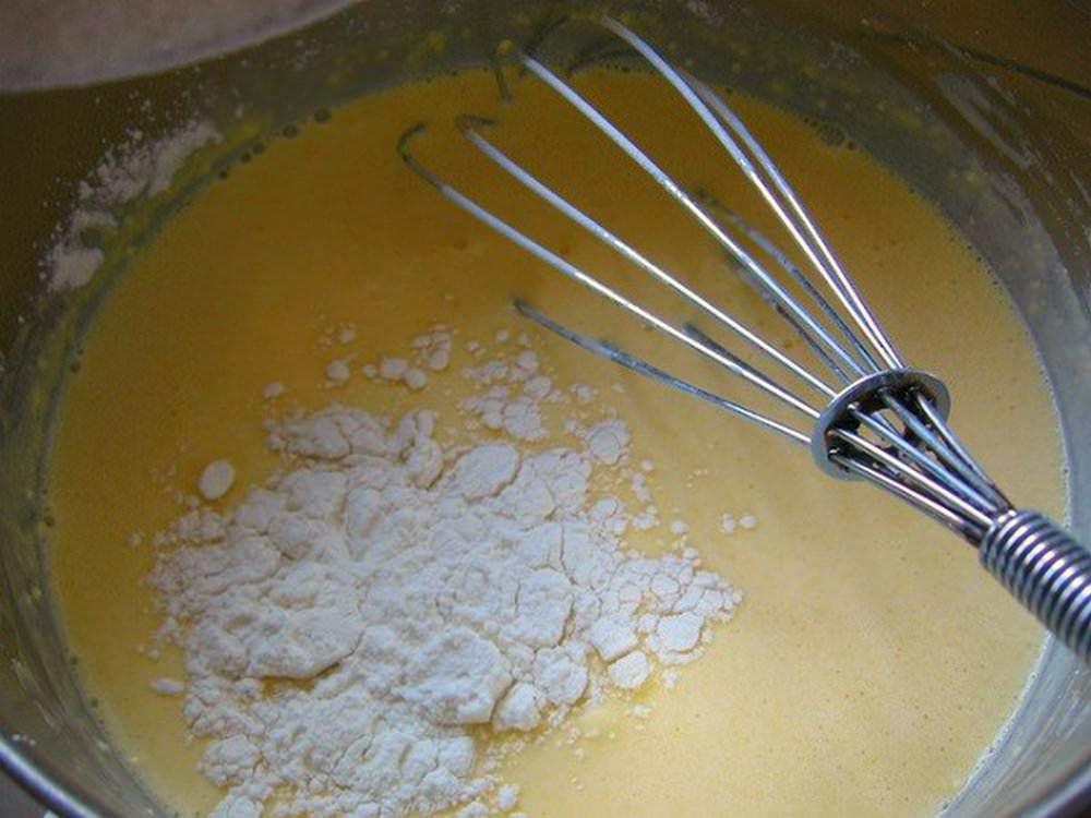 Vi introducerar mjöl i portioner i den framtida degen, vispa försiktigt varje portion. Om du gör det blir kakan mer pösig.