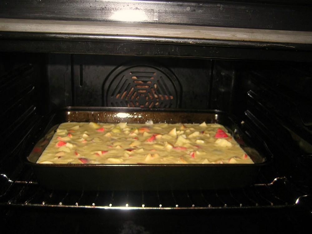 Värm ugnen till 180 grader och lägg formen med degen i den. Vi bakar kakan i 30-40 minuter. Samtidigt avråds det starkt att öppna ugnen.