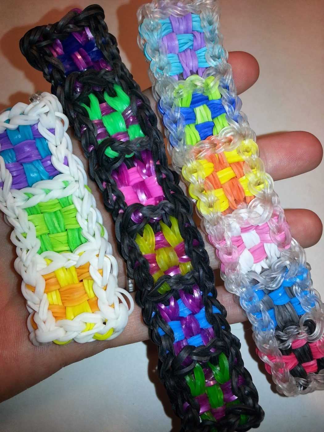 Modelli per tessere braccialetti da elastici: come e cosa tessere, algoritmi passo-passo per realizzare braccialetti da elastici