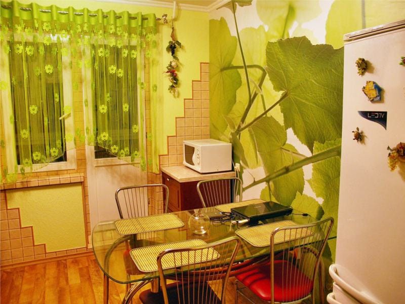 Íves függönyök a konyha belsejében, zöld falakkal
