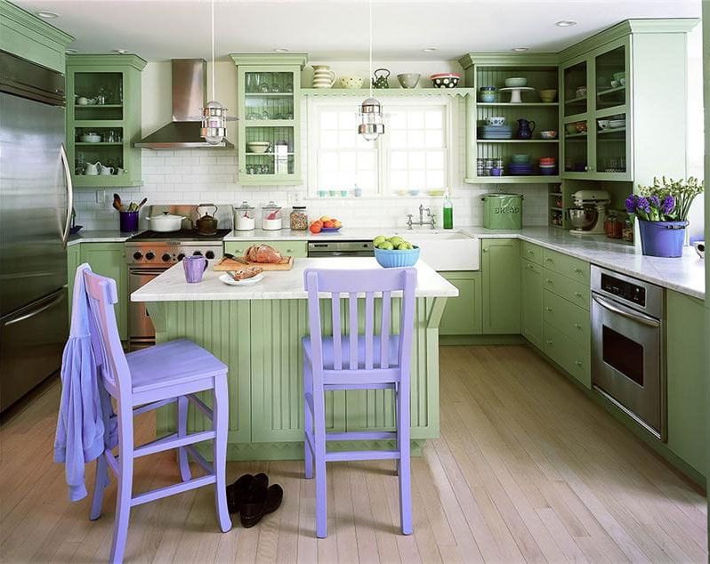 Grönt kök med lila stolar