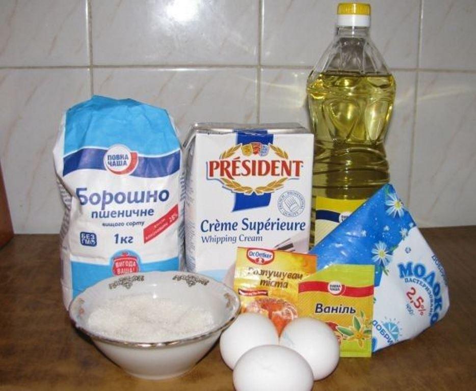 Först måste du förbereda ingredienserna för bakning av pannkakor.