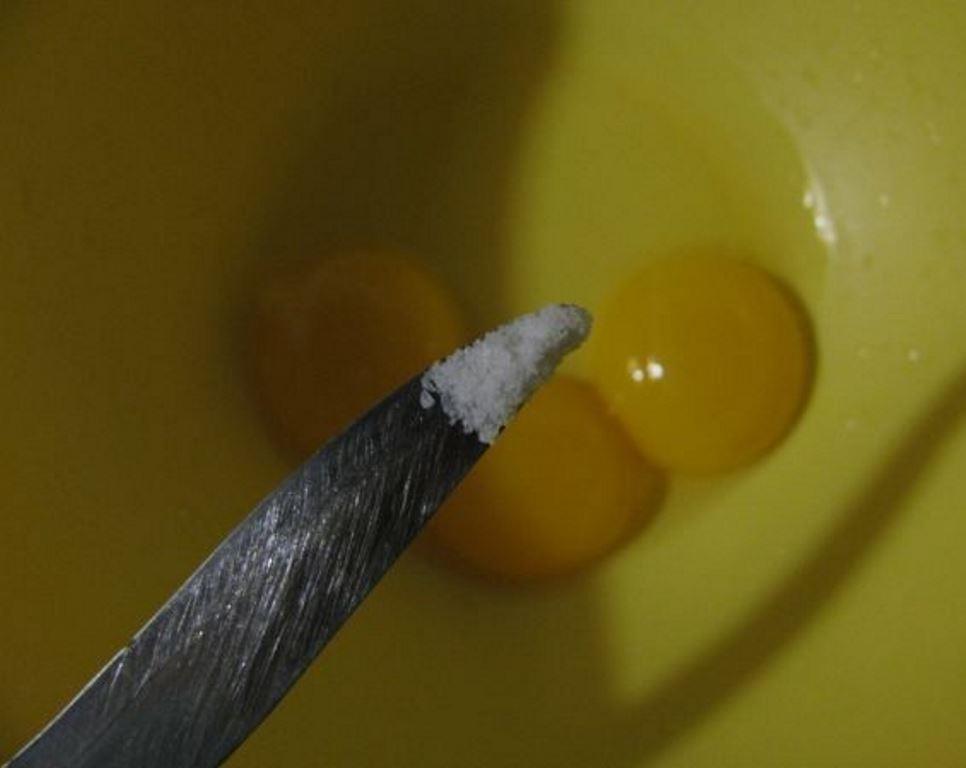 Tillsätt salt till äggulorna vid knivspetsen