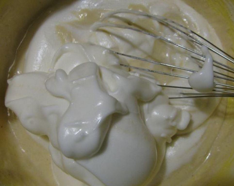 Tillsätt vispad vit med socker separat till äggulorna. Tillsätt mjöl med bakpulver till detta och blanda allt noggrant