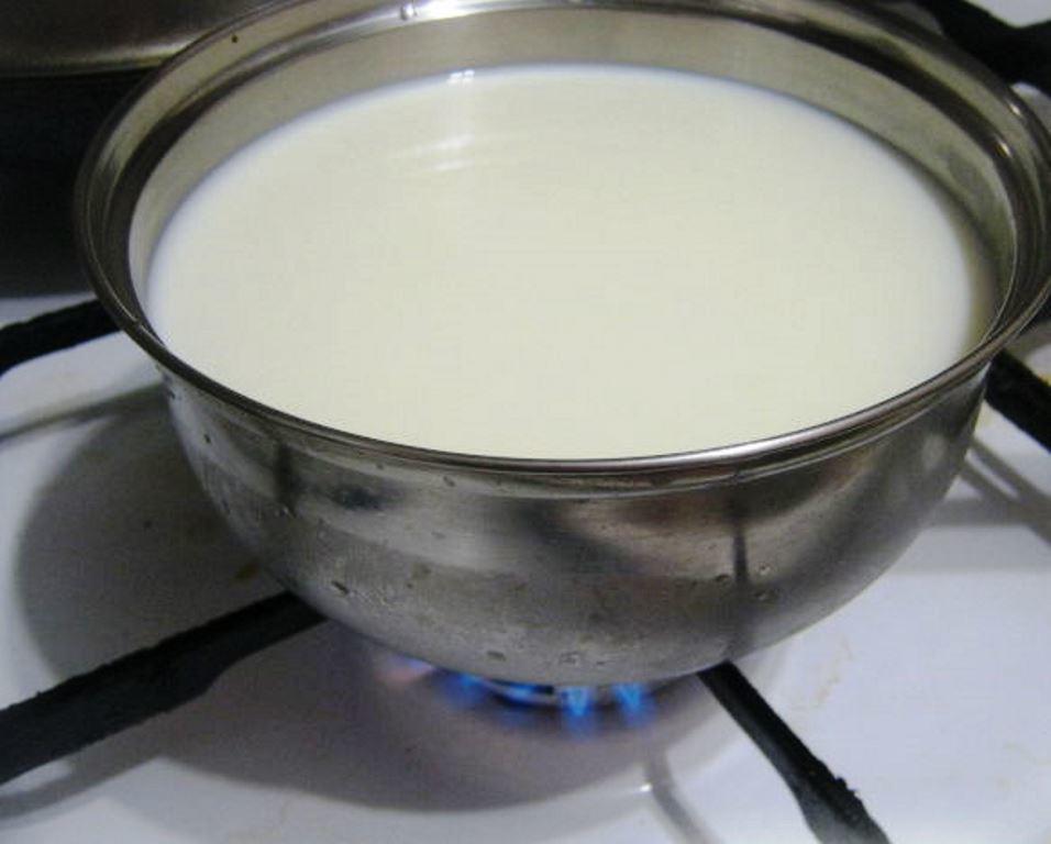 Kaurapannukakkujen valmistukseen tarvitset jauhoja, munia, maitoa, sokeria ja auringonkukkaöljyä.