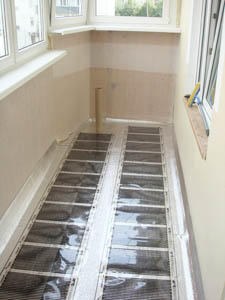 Okrem použitia teplej podlahy je potrebné izolovať steny balkóna.