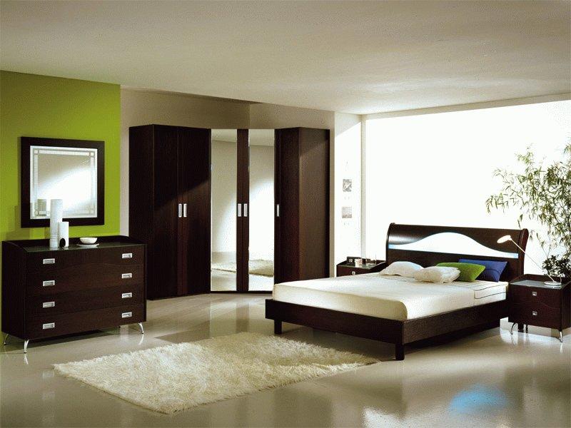 Monet valitsevat mieluummin tavallisen makuuhuoneen, johon kuuluu sänky, kauniit yöpöydät ja toimiva vaatekaappi.