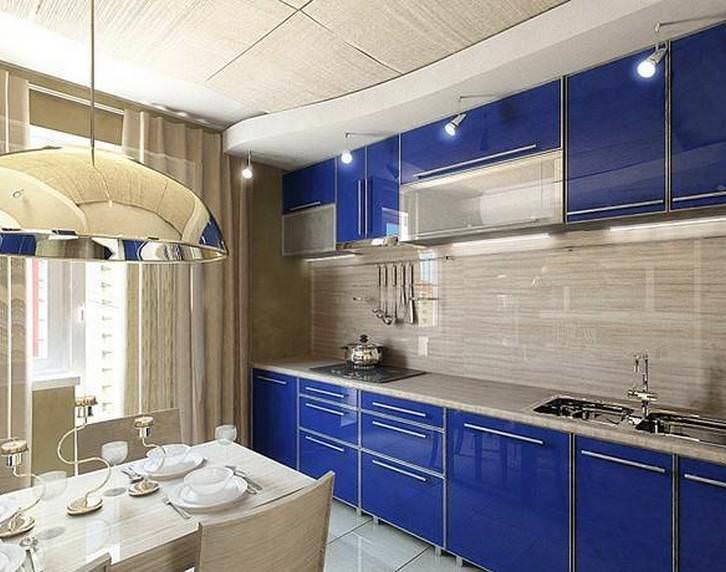 I ett rektangulärt kök med tillgång till balkongen kan möbler placeras längs väggarna