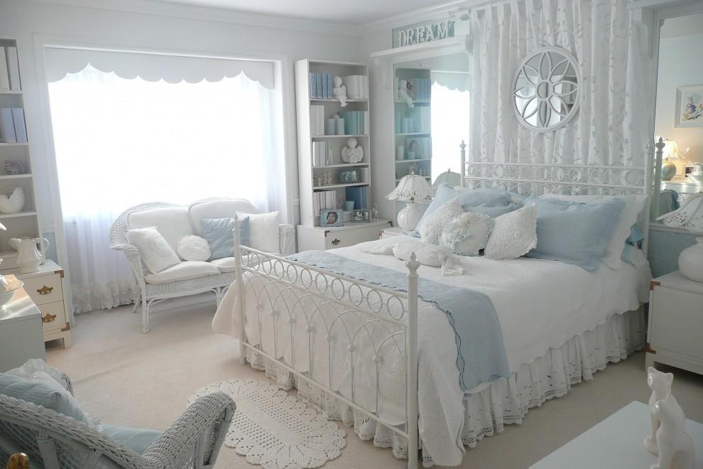 חדר שינה לבן שלג בסגנון פרובנס יהיה המקום המושלם להירגע בו, הודות לתחושת הניקיון והרעננות הטבועה כל כך בלבן.