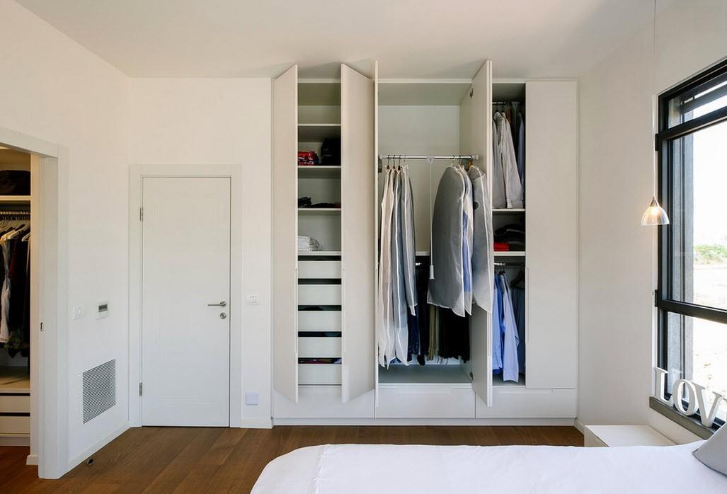 I ett litet sovrum kan ett omklädningsrum ordnas i en nisch
