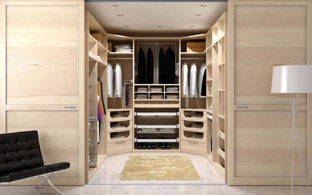 Designers rekommenderar noggrant att överväga fyllningen av omklädningsrummet, vilket nödvändigtvis måste innehålla olika hyllor, ställningar och lådor.