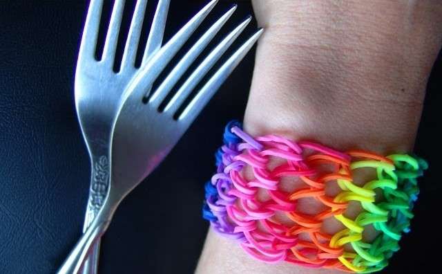 Intrecciare un braccialetto arcobaleno su una forchetta