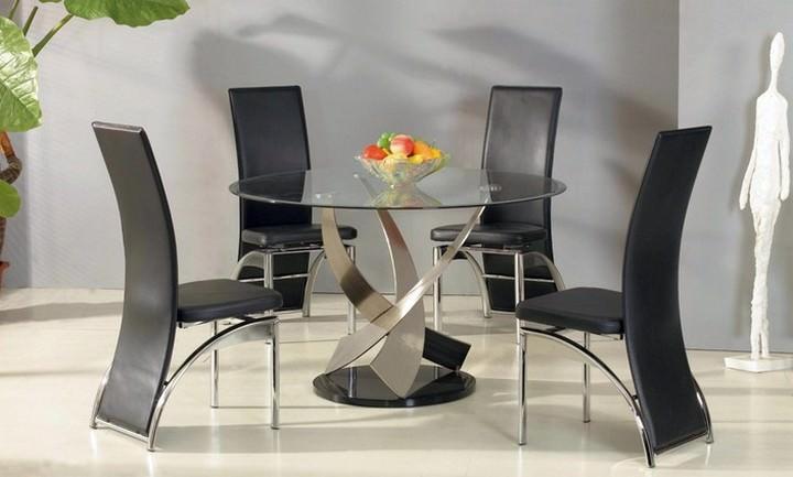 I en matgrupp med ett glasbord kan stolar tillverkas av valfritt material