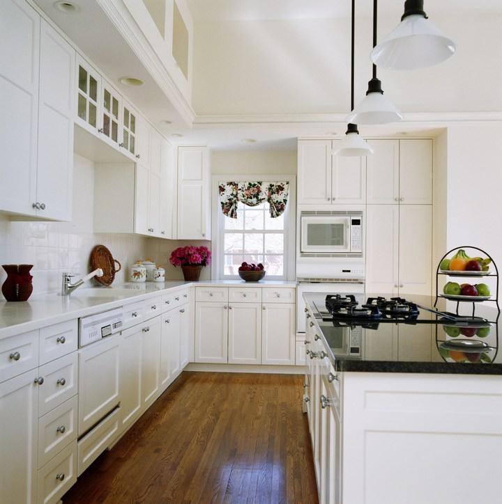 Klassikkojen lisäksi valkoisessa keittiössä on korkean teknologian, maalaismaisia ​​ja skandinaavisia tyylejä.