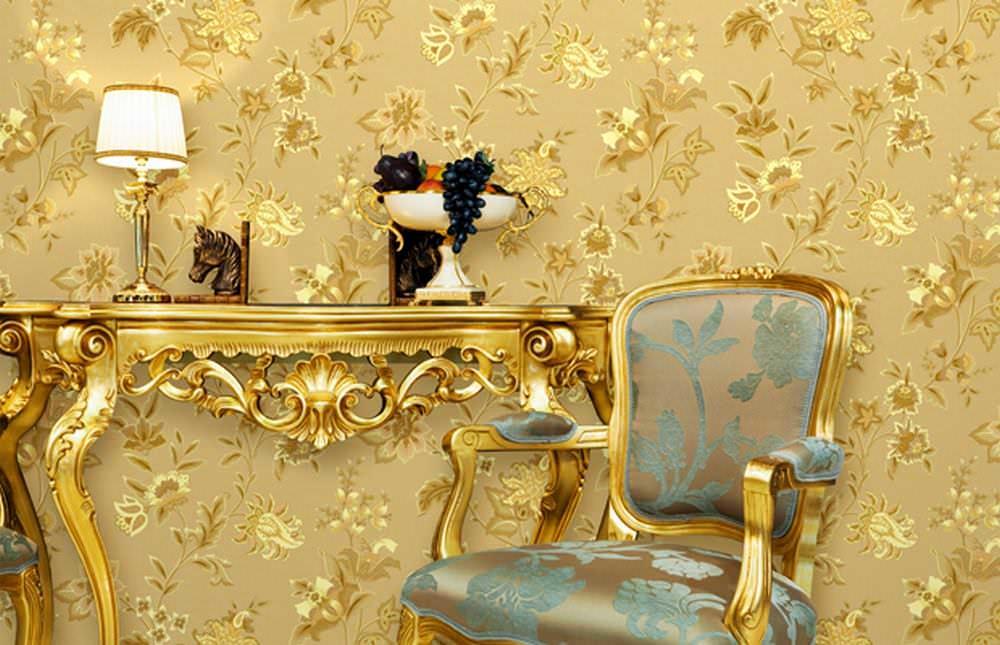 Naturligtvis, om du har möjlighet att dekorera ditt hem med möbler i stil med 1600-talet, kommer silketryck att gå ihop med det i en underbar tandem, men för de flesta är detta alternativ inte acceptabelt. Därför kombineras silketryck ofta med möbler i modern stil.