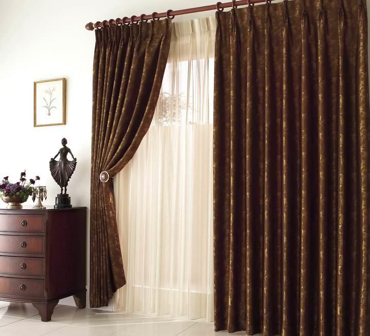 Vackra färdiga gardiner för vardagsrummet i klassisk stil innebär alltid vågor, bara tyget och variationerna av fästelement ändrades