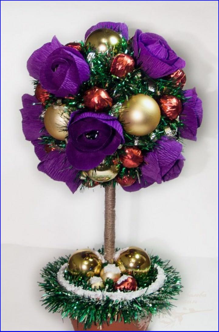 Συμπληρώνοντας τα κυματοειδή λουλούδια με διακόσμηση χριστουγεννιάτικου δέντρου, μπορείτε να πάρετε ένα topiary για τη γιορτή της Πρωτοχρονιάς