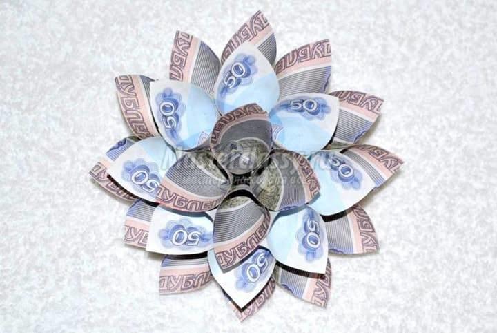 Τα λουλούδια για το δέντρο χρήματος φτιάχνονται από λογαριασμούς αναμνηστικών που μοιάζουν πολύ με πραγματικά χρήματα
