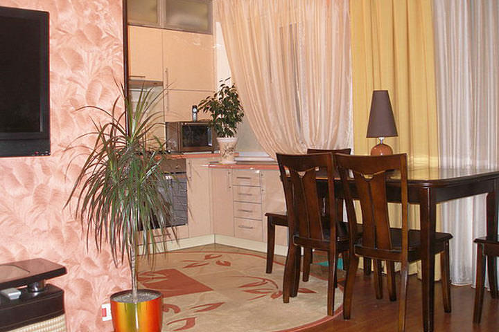 Kuchyňa v kombinácii s obývacou izbou je obľúbenou dizajnovou technikou, ktorá sa široko používa pri návrhu „Chruščova“