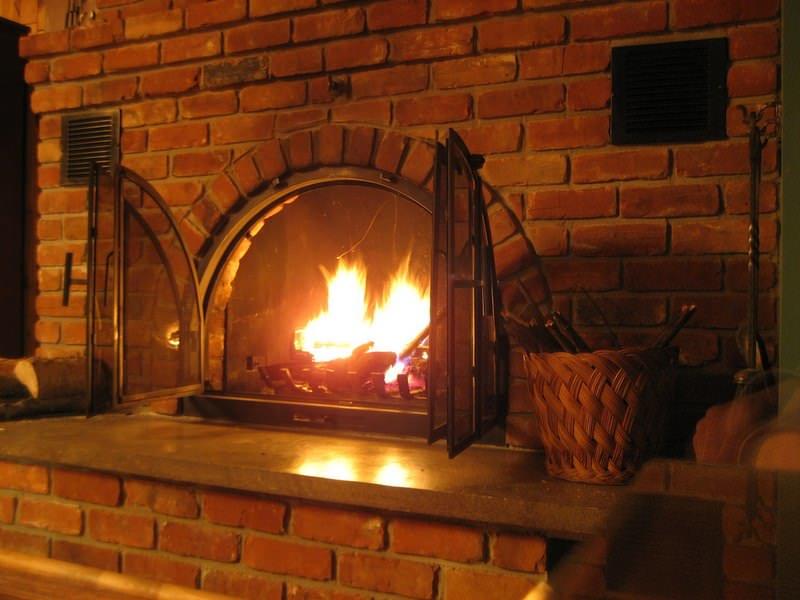 Vatra cu lemne de ardere în ea este un simbol al confortului și căldurii.