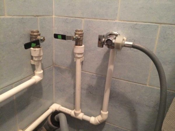 Un exemple de câblage de tuyaux en polypropylène dans une salle de bain
