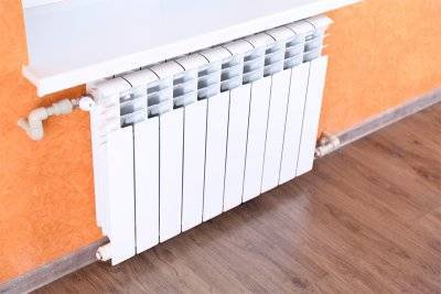 Transfert de chaleur des radiateurs de chauffage: un tableau de valeurs pour les modèles bimétalliques, en aluminium, en acier et en fonte, comment calculer la puissance thermique requise des batteries, les moyens d'augmenter ou de diminuer l'indicateur