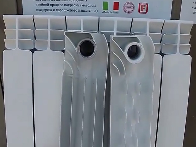 Sections séparées de radiateurs en aluminium.